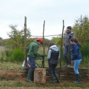 Les étudiants de l'ICES reconstruisent un site préhistorique à Vairé