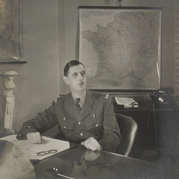 Le Général De Gaulle dans son bureau londonien de la France Libre