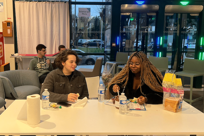 Collation post-don du sang, prise par des étudiants