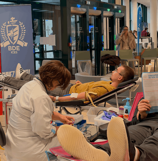 Etudiant qui procède au don du sang