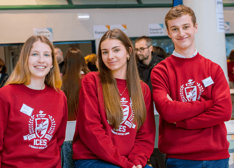 Etudiants en sweats rouge qui pausent