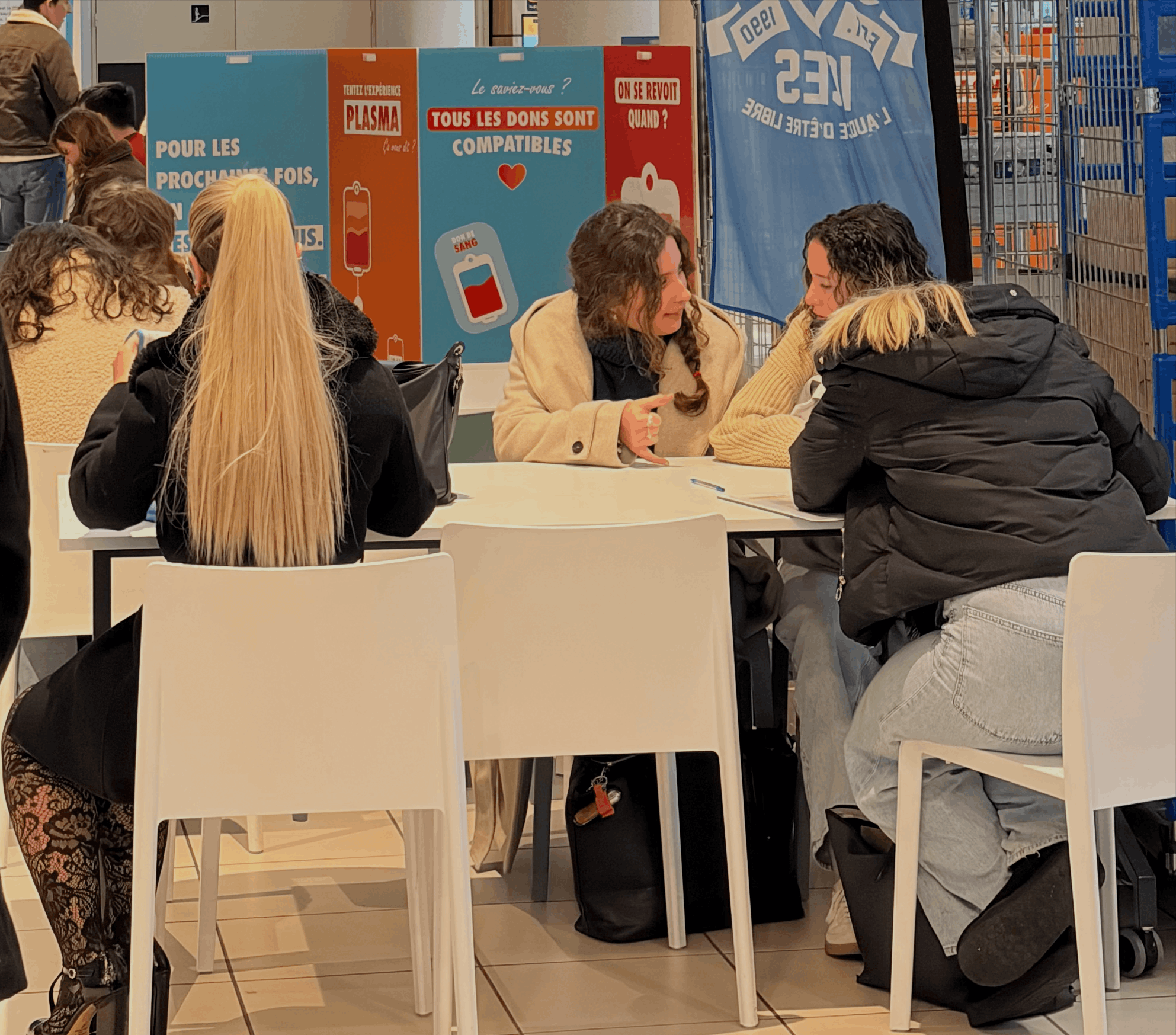 Etudiants qui remplissent le questionnaire du don du sang