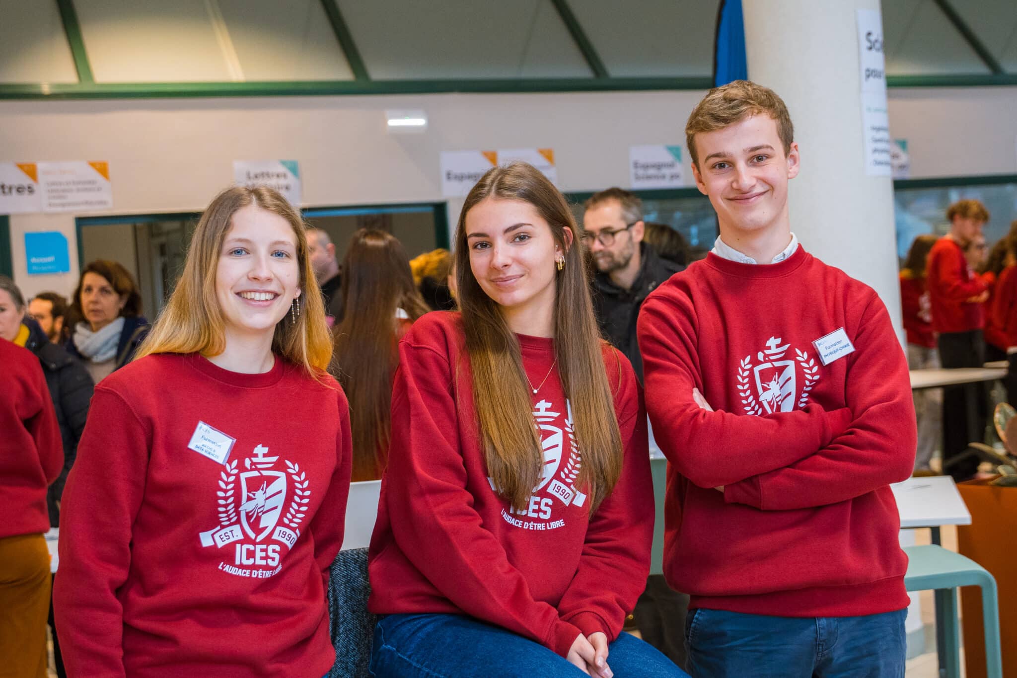 Etudiants en sweat rouge qui posent