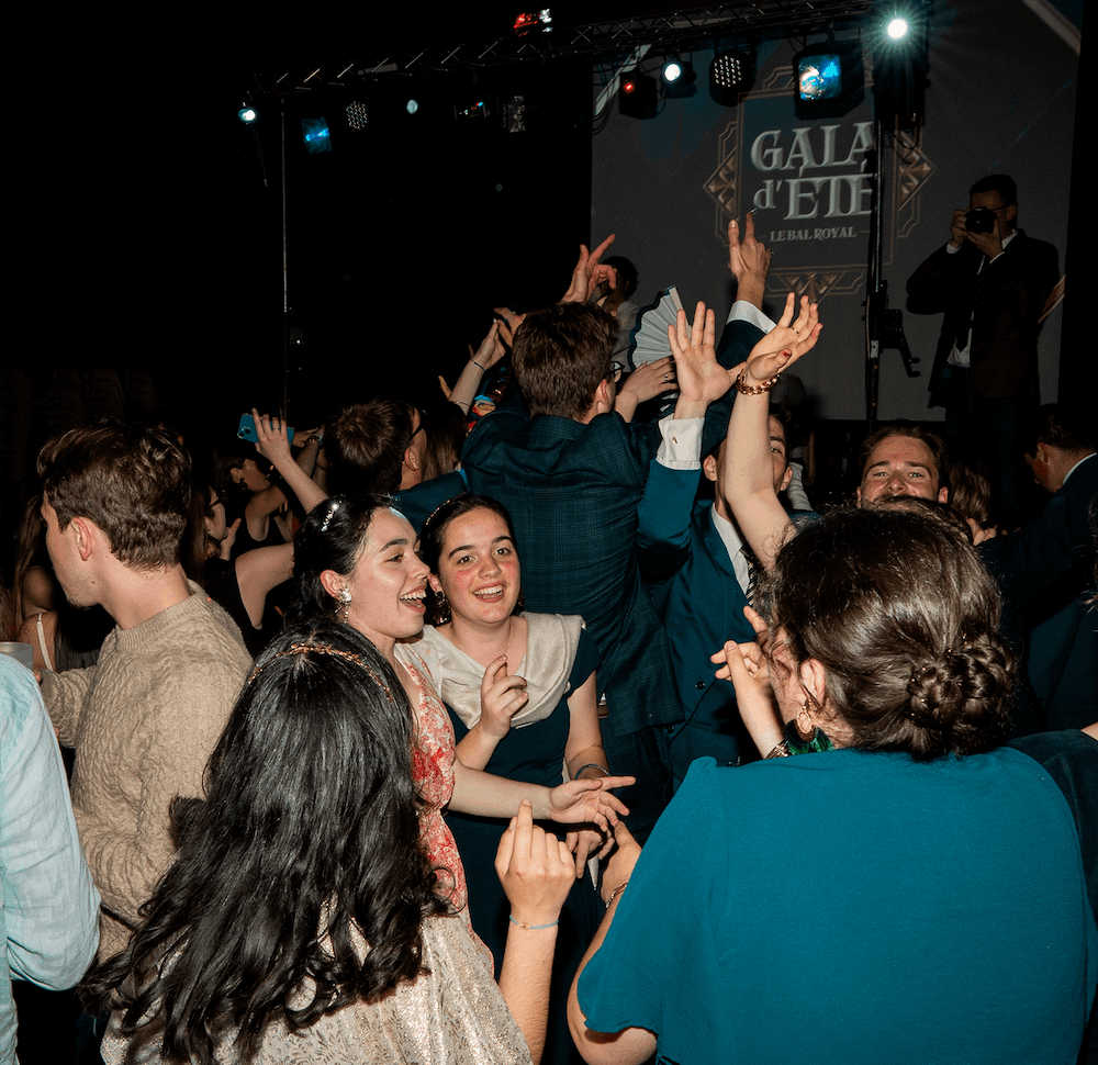Photo représentant les icessiens en train de danser au gala