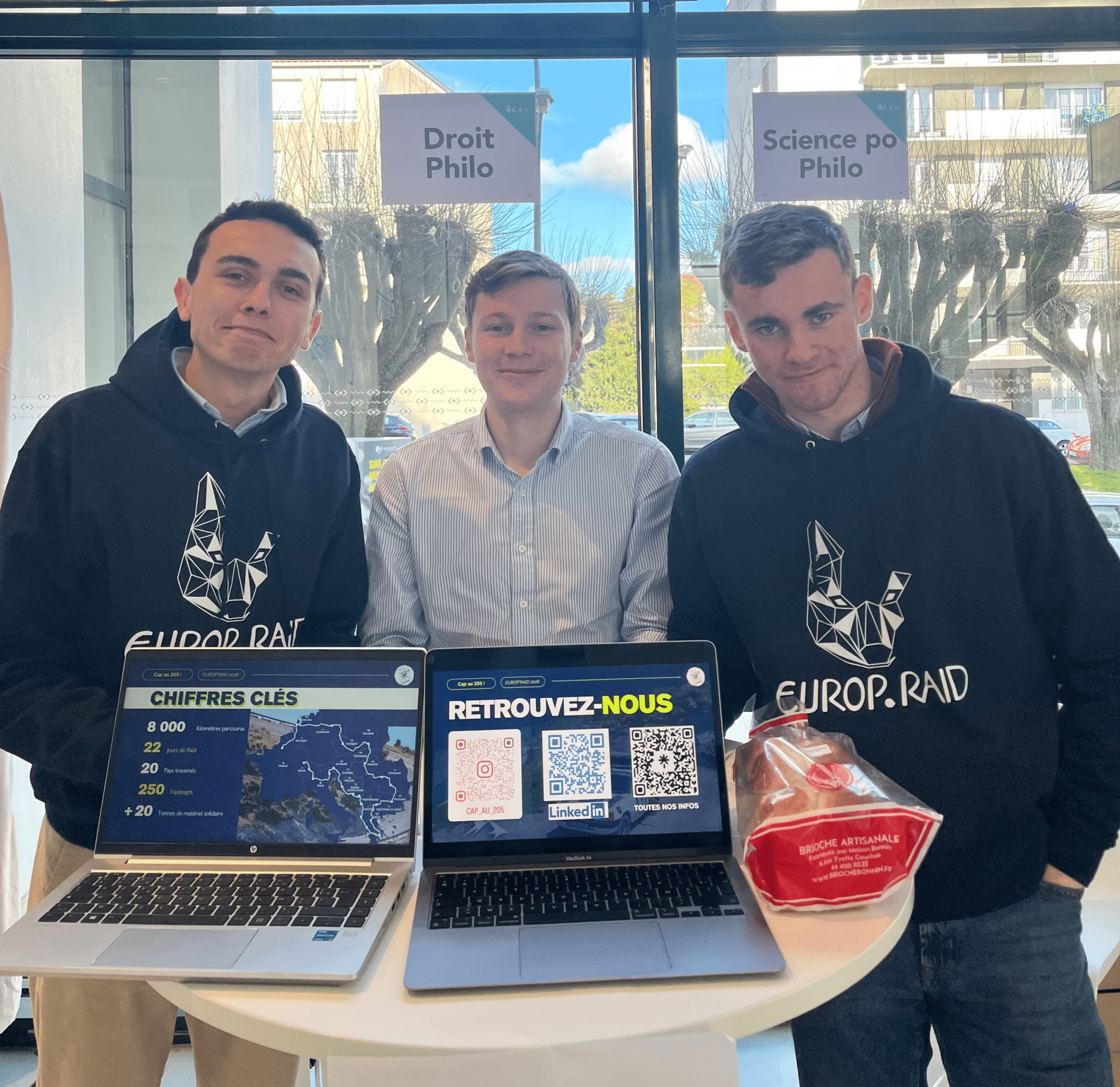 Photo représentant les trois icessiens tenant leur stand, pour la présentation du Cap au 205