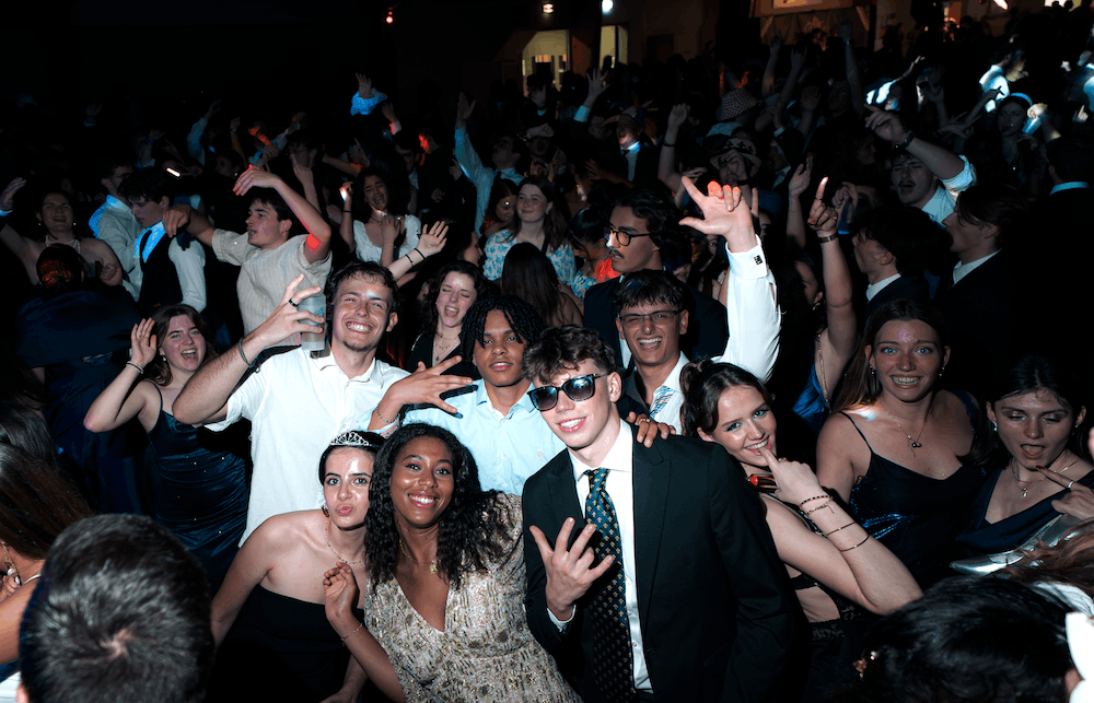 Icessiens qui dansent au gala d'été en prenant la pose