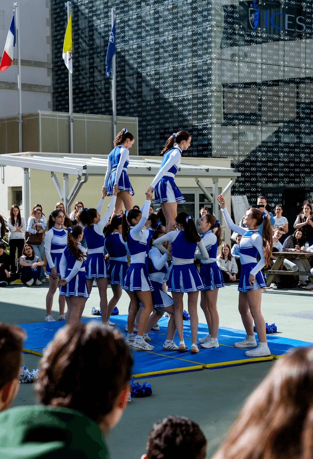 Cheerleadeuses de l'ICES en train de faire une pyramide