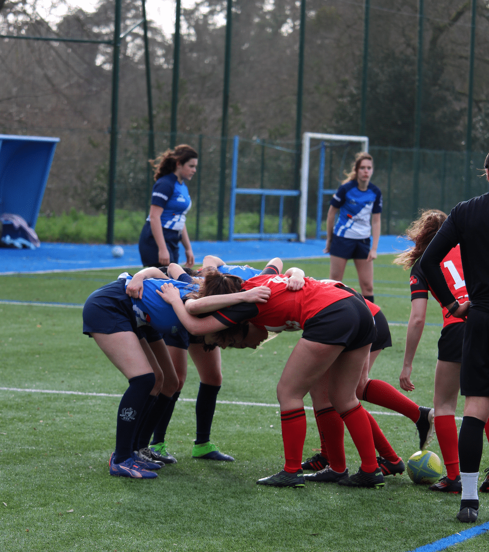 Mélée des BlueBees, rugby féminin de l'ICES