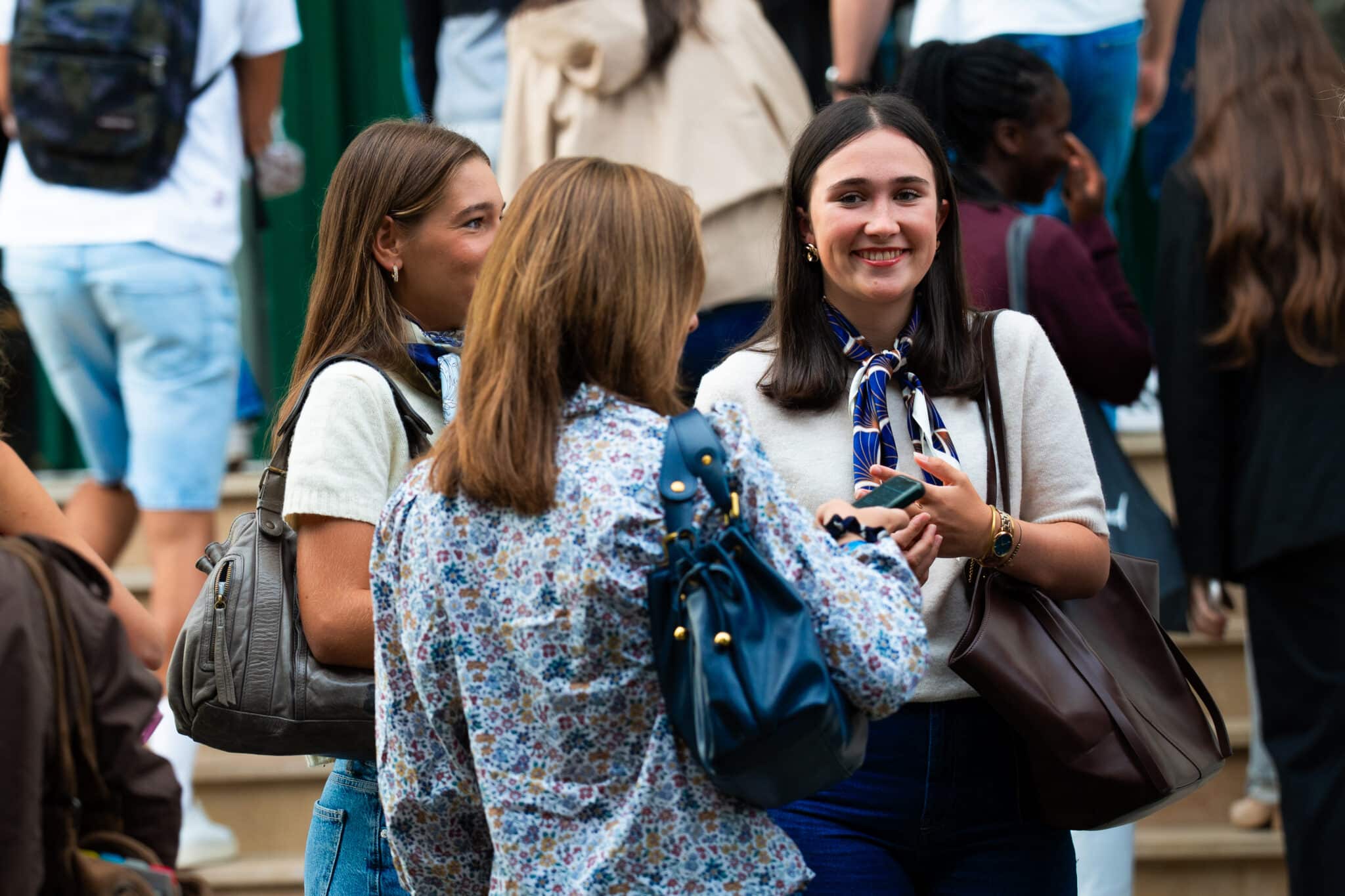 Etudiantes souriantes devant l'ICES lors de la rentrée
